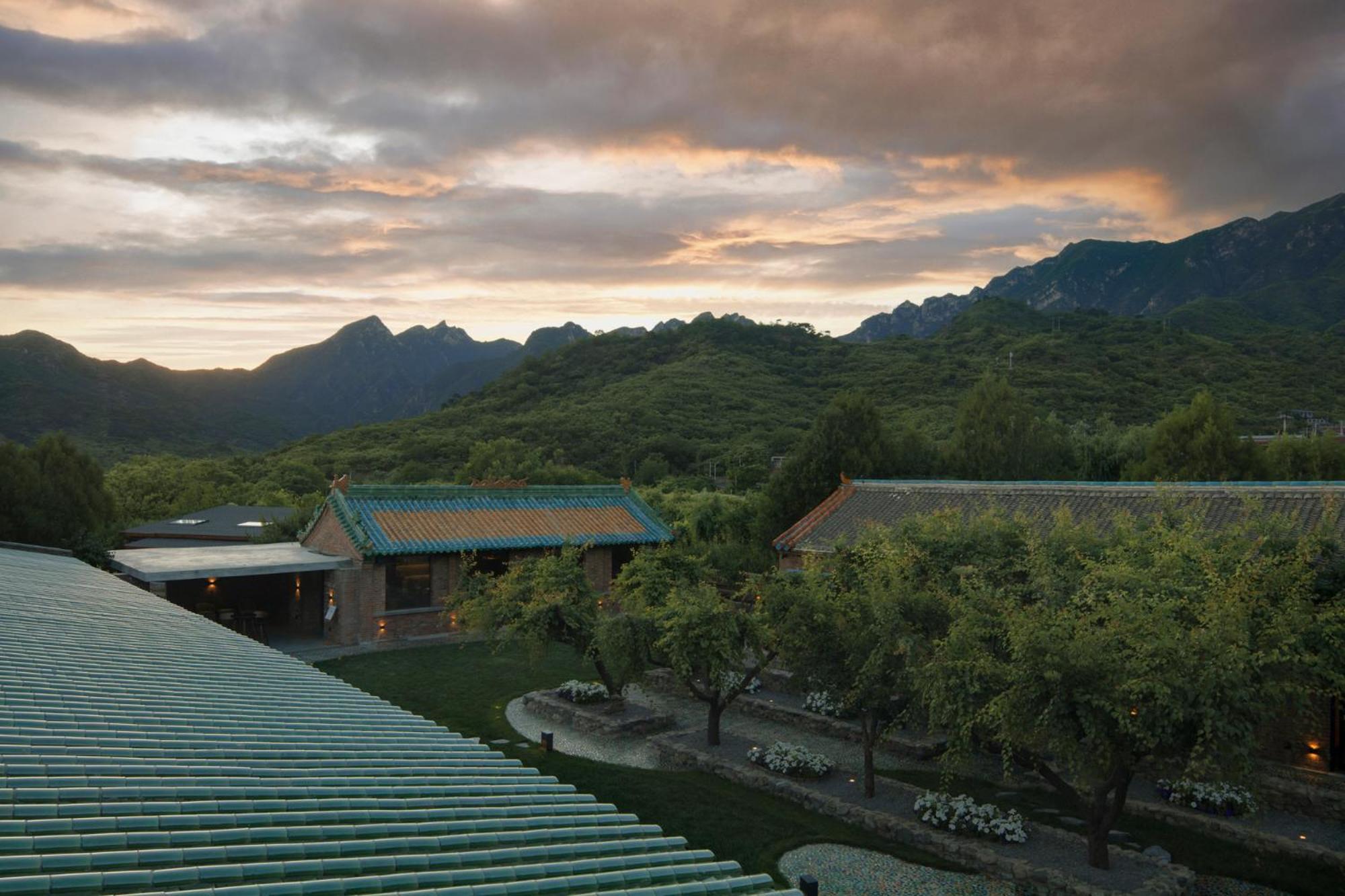 Brickyard Retreat At Mutianyu Great Wall Adjoin To Mutianyu Great Wall - Room With The View Of Great Wall - Free Chinese Massage Experience - Vehicle Shuttle Service - International Catering - Spa& Nail Beauty Facilities Huairou Extérieur photo
