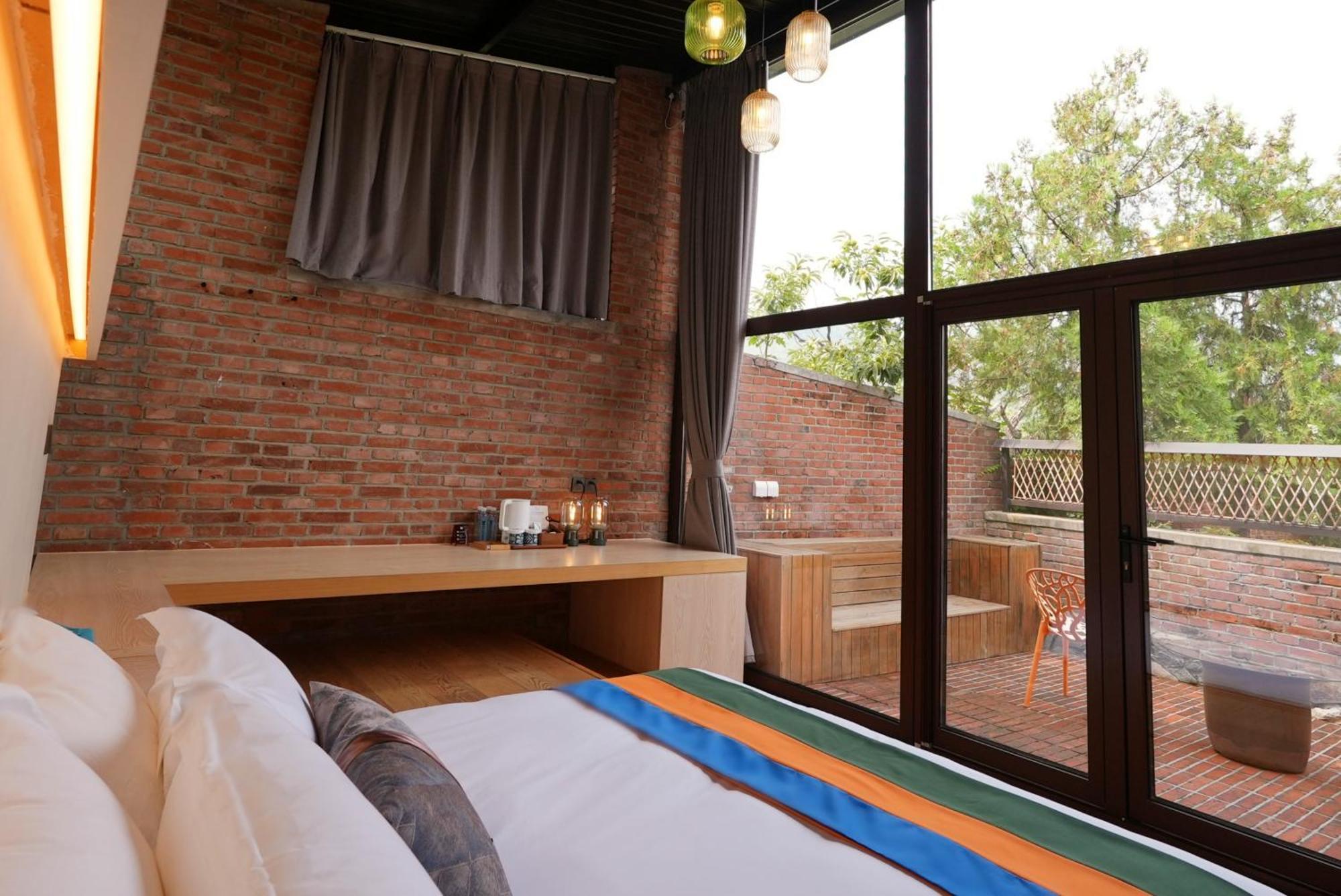 Brickyard Retreat At Mutianyu Great Wall Adjoin To Mutianyu Great Wall - Room With The View Of Great Wall - Free Chinese Massage Experience - Vehicle Shuttle Service - International Catering - Spa& Nail Beauty Facilities Huairou Extérieur photo